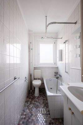 Tagesbelichtetes Bad mit Wanne