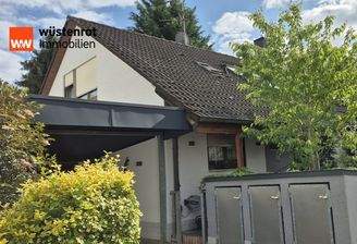 Hausansicht Straße mit Zufahrt zur Garage