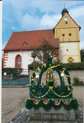 Osterbrunnen mit Kirche