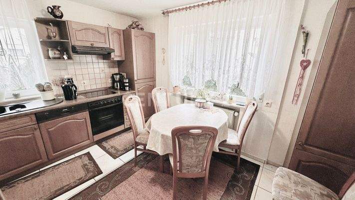 Küche mit Einbauküche