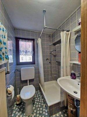 Duschbadezimmer im Erdgeschoss