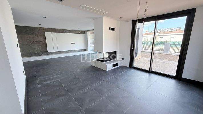 Elegant Semi-Detached Villas with Private Pools in İzmir