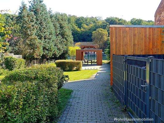 Gartenanlage mit Gemeinschaftspavillion in Wassernähe