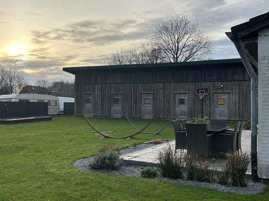 Garten, Blick auf die Halle