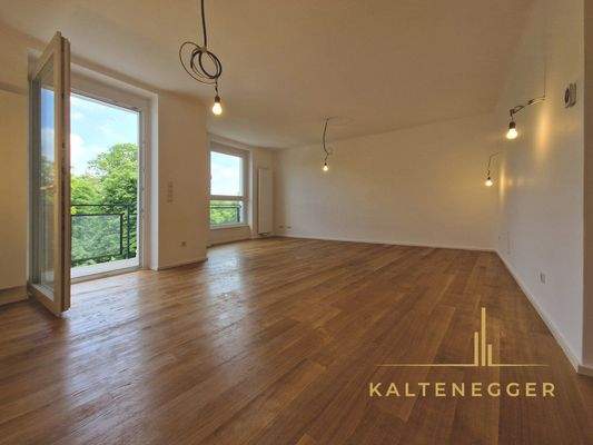 Wohnzimmer ca. 28,41 m² mit Ausgang auf die Loggia