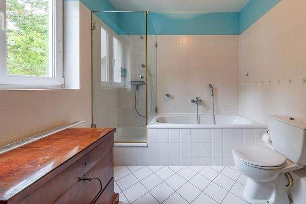 ... mit Wanne, Dusche und Fenster.