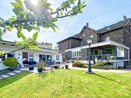 Garten mit Sicht auf den Bungalow (links) und das Haupthaus (rechts) 