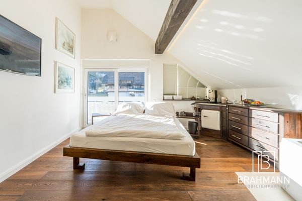 Schlafzimmer mit Badewanne