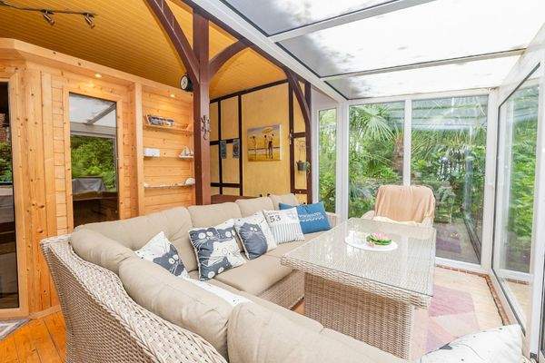 Wintergarten anligend an Wohnhaus 1  