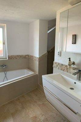 Neuwertiges Wannenbad mit separater Dusche in der Hauptwohnung