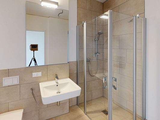 modernes Bad mit ebenerdiger Dusche