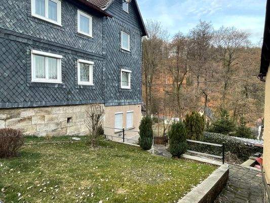 Garten zwischen Haus und Garage