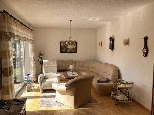 Wohnzimmer mit Zugang zum Wintergarten und zur Terrasse