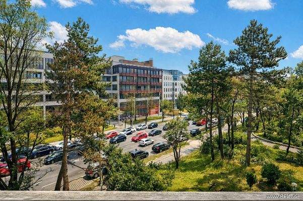 KI bearbeitet: Ausblick vom Balkon