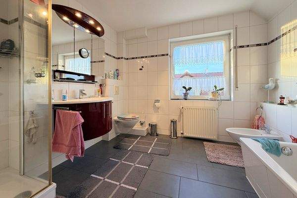 Badezimmer mit Badewanne und Dusche