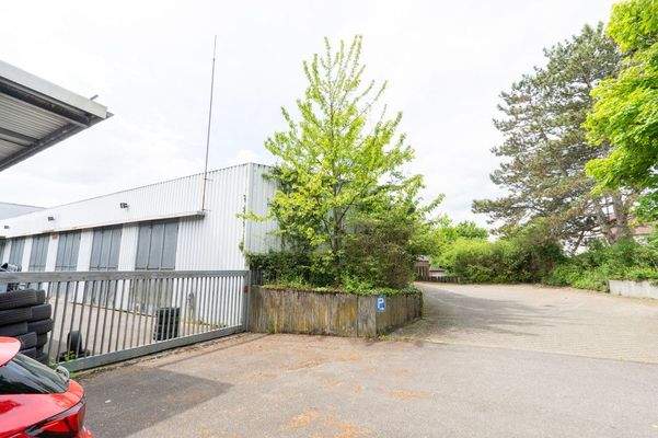 Rückseite und Parkplätze