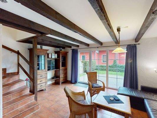 Blick in den Wohnbereich und Zugang zur Sonnenterrasse im Erdgeschoss