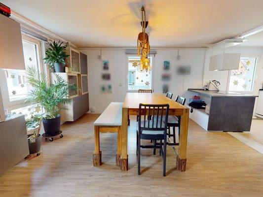 Zugehöriger Essbereich mit Zugang zum Balkon