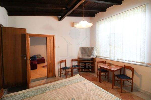 Hier ist ein Studio-Apartment