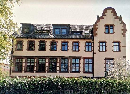 Hinteransicht vom Wasser aus