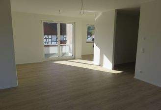 Wohnzimmer mit offener Küche