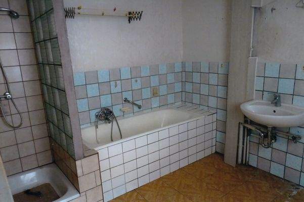 Bad mit Dusche u. Wanne