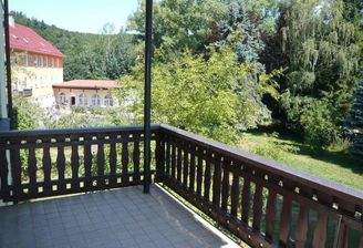 großer, überdachter Balkon