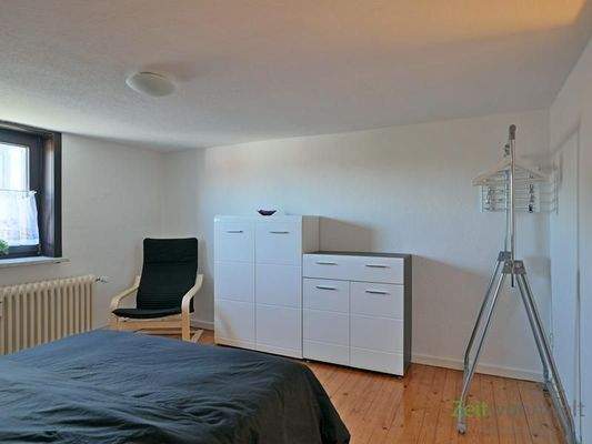 Kommode und Kleiderstange