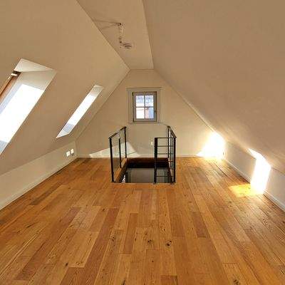 Galerie mit Holzfußboden