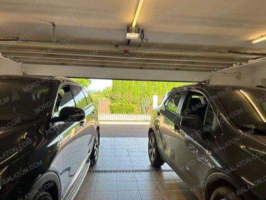 Doppelgarage mit Sektionaltor