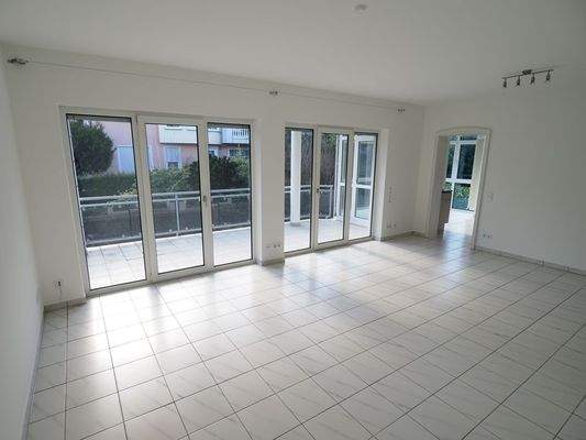 Wohnzimmer mit Zugang zum Balkon