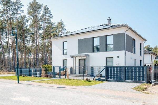 Moderne Architektur mit klarer Linienführung und repräsentativer Außenansicht