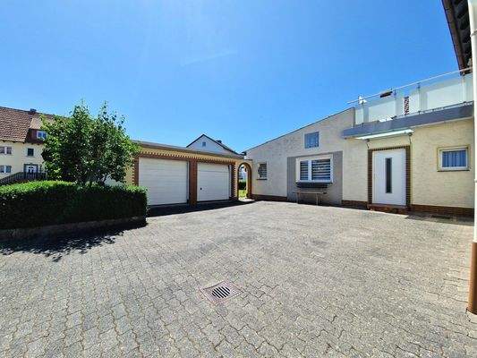 Hof mit Doppelgarage