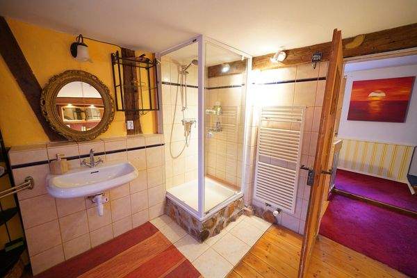 Bad mit Dusche Bild 2