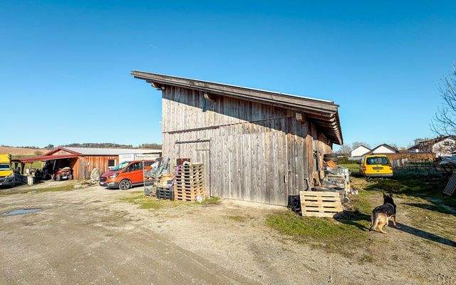 NEBENGEBÄUDE MIT PV-ANLAGE