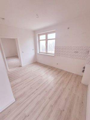 Leere Wohnung mit Parkett