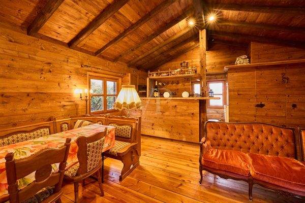 Holzblockhaus, Theke