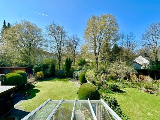 Blick vom Balkon in den Garten
