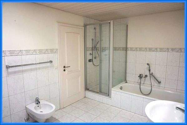 Bad, Wanne und Dusche