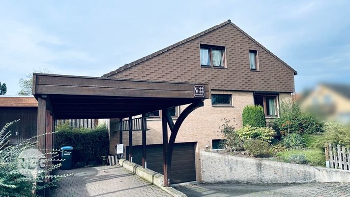 Mit Carport und Garage