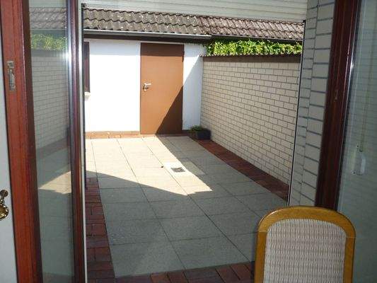 Essbereich mit Zugang zur Terrasse