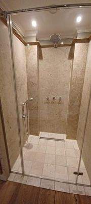 Luxusdusche mit Regenschauer