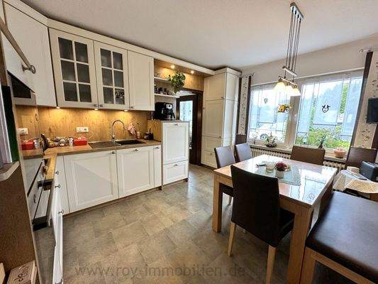 große Essküche....