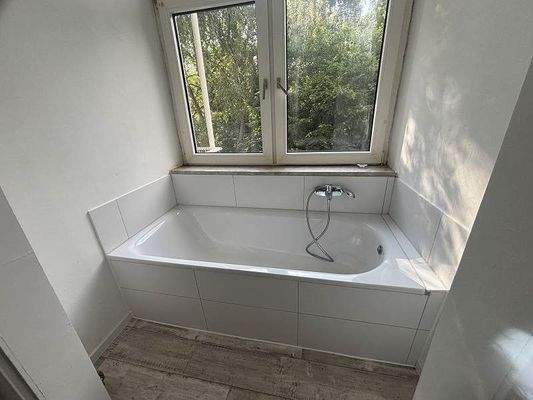 Badewanne mit großem Fenster