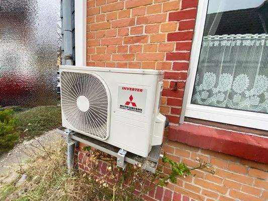 Moderne Klimaanlage in beiden Häusern