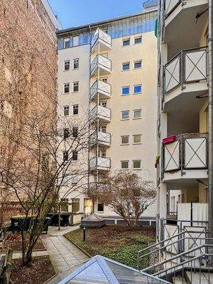 Rückansicht Gebäude und Seitenflügel