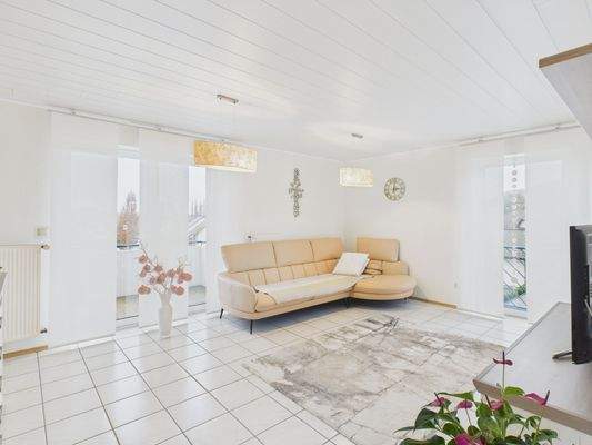 Wohnzimmer mit Zugang zum Balkon