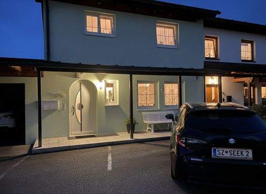 Außenansicht bei Nacht