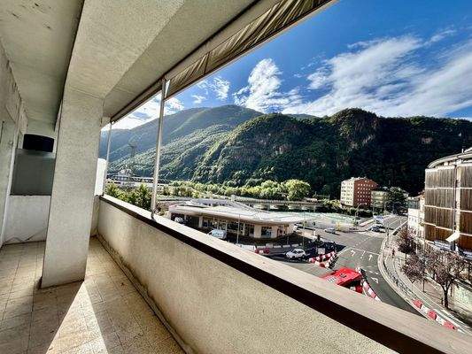 Bozen Zentrum, Nähe Universität, Investitionsobjekt, Studenten-WG geeignet, 4. Stock mit Aufzug, Große Wohnküche, Kleine Terrasse, 4 große Schlafzimmer, 2 Balkone, Großes Badezimmer, Abstellkammer, Keller inklusive, Gemeinschaftlicher Dachboden, Hohe Miet