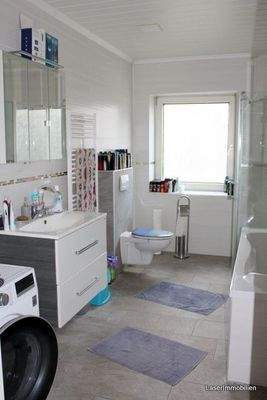 Bad mit TL-Dusche_Wanne